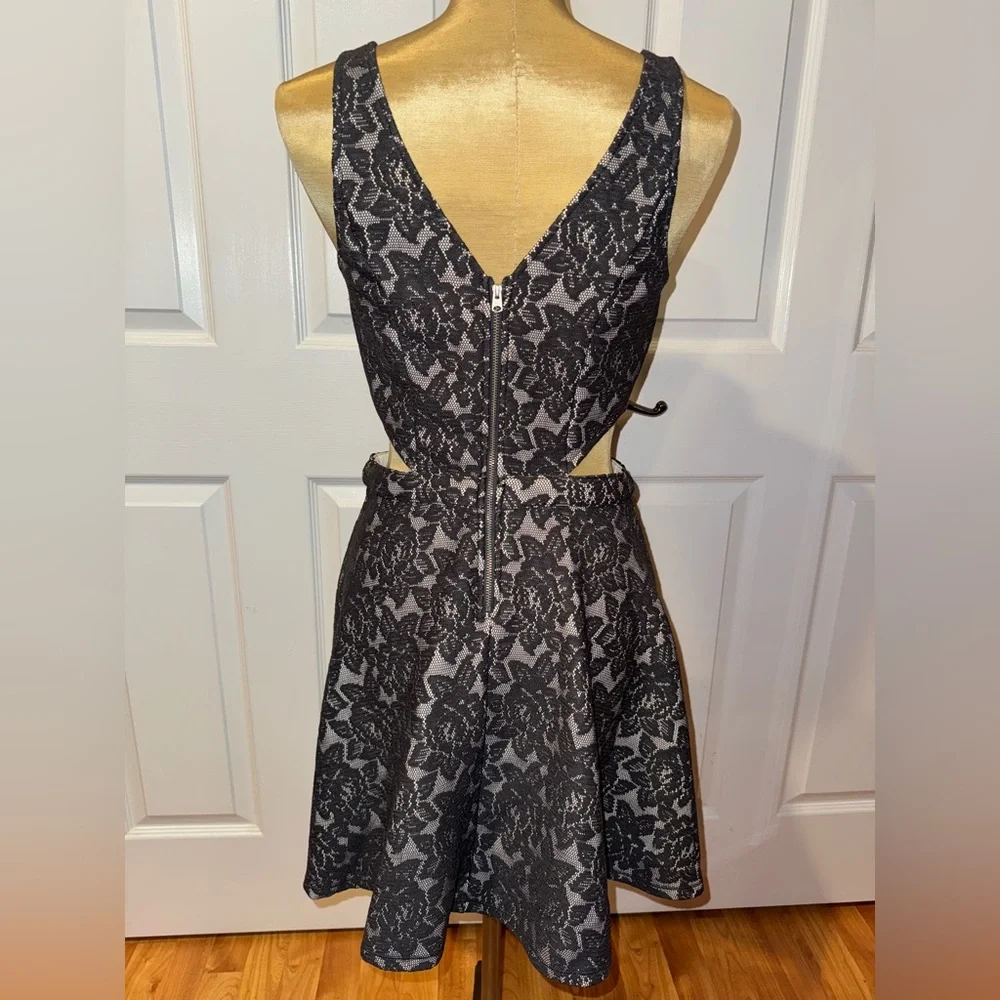 A&F LACE DRESS! - Picture 3 of 5
